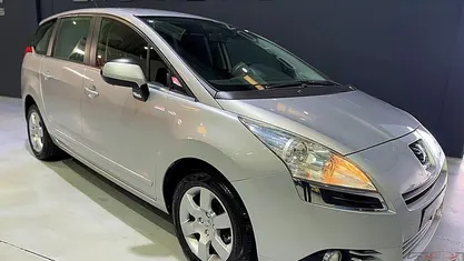 Cinzento Usado 2010 Peugeot 5008 Monovolume | € 8.900 (Preço justo)