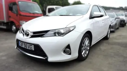 Branco Usado 2014 Toyota Auris Comfort Citadino | € 12.500 (Preço justo)