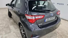 Cinza Usado 2020 Toyota Yaris Hybrid Comfort | € 16.900 (Preço justo)