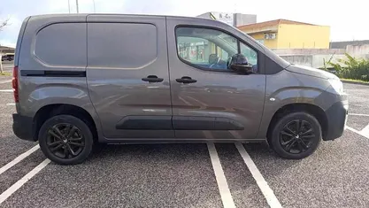 Cinza Usado 2023 Citroën Berlingo Shine Monovolume | € 18.450 (Preço justo)