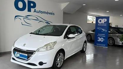 Branco Usado 2014 Peugeot 208 Access Citadino | € 7.950 (Preço justo)