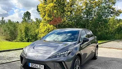 Usado MG MG4 EV 150 kW (204 HP) 2023 Cinzento Citadino