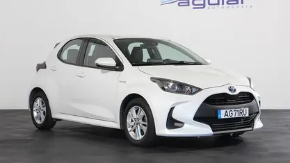 Branco Usado 2021 Toyota Yaris Hybrid Comfort | € 19.500 (Preço justo)