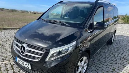 Cinzento Usado 2018 Mercedes V220 Monovolume | € 25.000