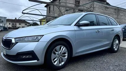Cinzento Usado 2021 Skoda Octavia Ambition Carrinha | € 19.490 (Preço justo)
