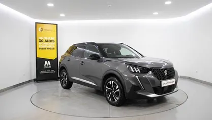 Usado Peugeot 2008 130 HP (95 kW) 2023 Cinzento SUV