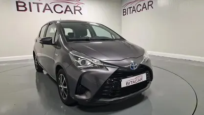 Cinzento Usado 2018 Toyota Yaris Hybrid Comfort | € 16.750 (Preço justo)
