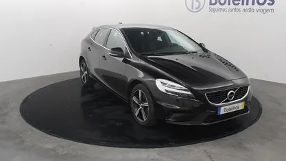 Usado Volvo V40 152 HP (111 kW) 2018 Preto Sedan