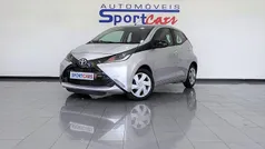 Cinza Usado 2016 Toyota Aygo X-play Citadino | € 10.750 (Preço justo)