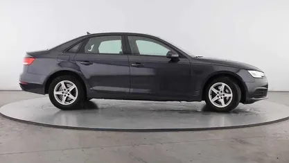 Usado Audi A4 150 HP (110 kW) 2019 Cinzento Sedan