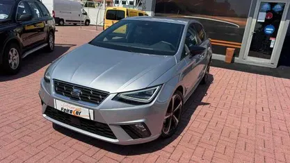 Cinza Usado 2024 Seat Ibiza FR | € 20.750 (Preço justo)