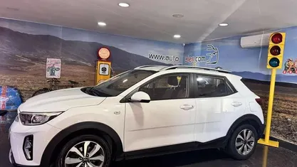 Usado Kia Stonic 100 HP (73 kW) 2021 Branco SUV