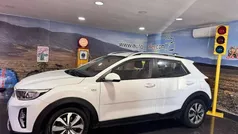 Branco Usado 2023 Kia Stonic SUV | € 15.500 (Preço justo)