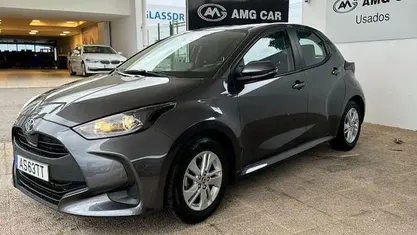 Cinza Usado 2022 Toyota Yaris Comfort | € 17.750 (Preço justo)