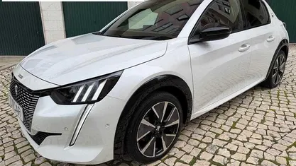 Usado Peugeot e-208 GT 100 kW (136 HP) 2021 Branco Citadino
