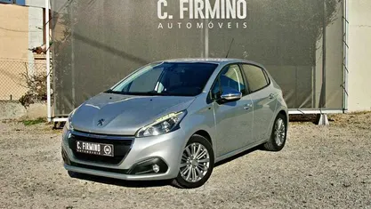 Cinzento Usado 2017 Peugeot 208 Style Citadino | € 10.900 (Preço justo)