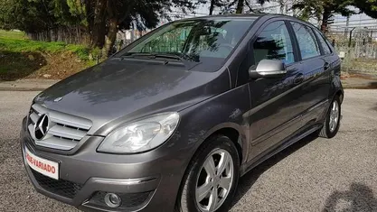 Cinzento Usado 2010 Mercedes B180 Monovolume | € 9.650 (Preço justo)