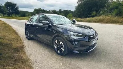 Preto Usado 2021 Opel Corsa-e Business Edition Citadino | € 16.300 (Preço justo)