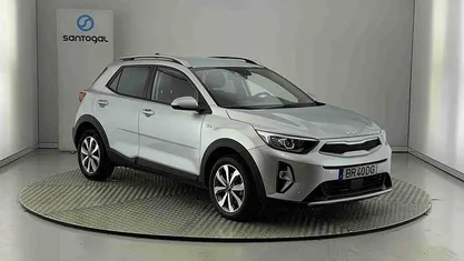 Prateado Usado 2025 Kia Stonic SUV | € 17.990 (Preço justo)