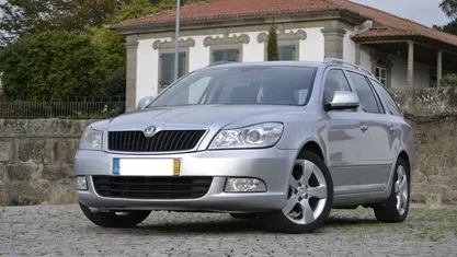 Cinzento Usado 2011 Skoda Octavia SportLine Carrinha | € 6.750 (Preço justo)