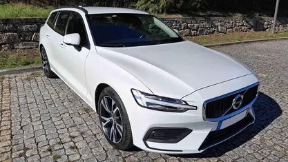 Branco Usado 2019 Volvo V60 Momentum Carrinha | € 21.950 (Preço justo)