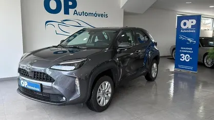 Cinza Usado 2025 Toyota Yaris Hybrid Comfort Sedan | € 26.950 (Preço justo)