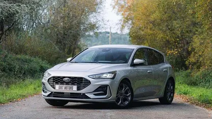 Cinzento Usado 2022 Ford Focus ST-Line | € 21.700 (Preço justo)