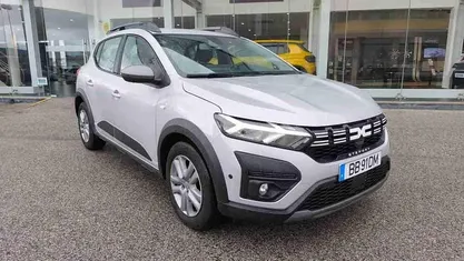 Cinzento Usado 2023 Dacia Sandero | € 16.490 (Preço justo)