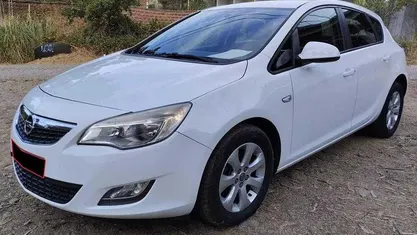 Branco Usado 2015 Opel Astra Selection Citadino | € 8.750 (Preço justo)