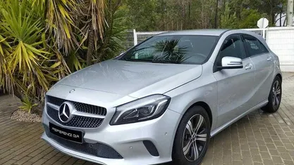 Cinzento Usado 2017 Mercedes A180 | € 14.490 (Preço justo)