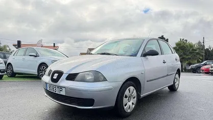 Cinza Usado 2002 Seat Ibiza Reference Citadino | € 2.999 (Preço justo)