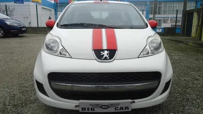 Branco Usado 2010 Peugeot 107 Citadino | € 5.950 (Preço justo)