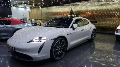 Cinzento Usado 2022 Porsche Taycan Sedan | € 79.500 (Preço justo)