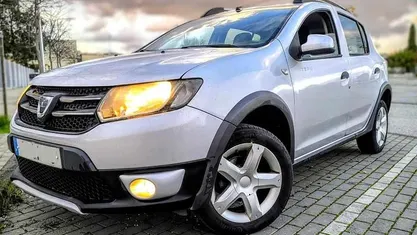 Cinzento Usado 2013 Dacia Sandero Citadino | € 7.999 (Preço justo)