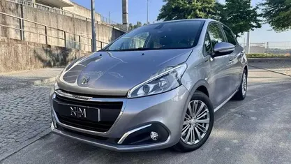 Usado Peugeot 208 Signature Sky 82 HP (60 kW) 2019 Cinza Citadino