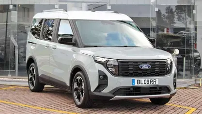 Verde Usado 2024 Ford Tourneo Courier Active Monovolume | € 24.500 (Preço justo)