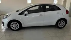Branco Usado 2015 Kia Rio Citadino | € 11.500 (Preço justo)
