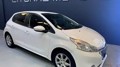 Branco Usado 2015 Peugeot 208 Style Citadino | € 7.900 (Preço justo)