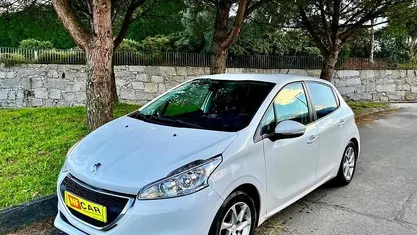 Branco Usado 2012 Peugeot 208 Citadino | € 7.500 (Preço justo)