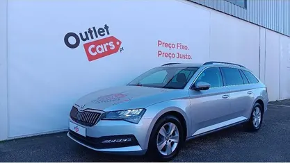 Cinzento claro metalizado Usado 2022 Skoda Superb Ambition Carrinha | € 21.450 (Preço justo)