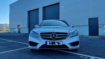 Cinzento Usado 2015 Mercedes E300 Sedan | € 23.200 (Preço justo)