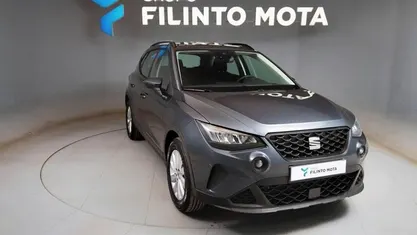 Usado Seat Arona Style 95 HP (69 kW) 2023 Cinza SUV