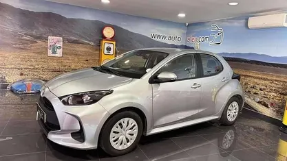 Cinzento Usado 2022 Toyota Yaris Hybrid Comfort Citadino | € 15.500 (Super Preço)