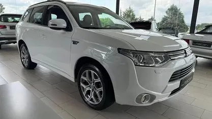 Branco Usado 2015 Mitsubishi Outlander P-HEV Intense SUV | € 15.990 (Preço justo)