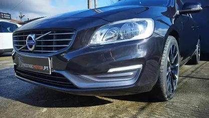 Usado Volvo V60 Momentum 115 HP (84 kW) 2014 Preto Carrinha