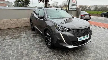 Usado Peugeot 2008 Allure 102 HP (75 kW) 2023 SUV