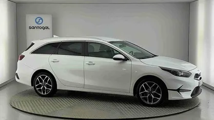 Branco Usado 2023 Kia Ceed Sport Citadino | € 18.400 (Preço justo)