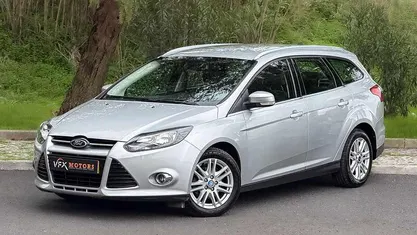 Cinzento Usado 2014 Ford Focus Sedan | € 8.450 (Preço justo)