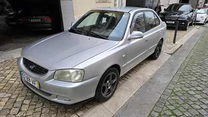 Cinzento Usado 2003 Hyundai Accent Sedan | € 1.750