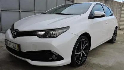 Branco Usado 2018 Toyota Auris Comfort Citadino | € 13.000 (Preço justo)